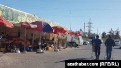 Türkmenistanda azyk önümleri satylýan bazarlaryň birinde söwda edýän raýatlar (Illýustrasiýa suraty)