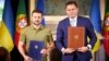 Президент України Володимир Зеленський і прем’єр-міністр Португалії Луїш Монтенегру (праворуч) після підписання двосторонньої угоди про співпрацю у сфері безпеки. Лісабон, 28 травня 2024 року 