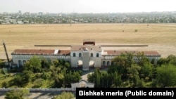 “Аккула” ат майданы жана анын административдик имараты.