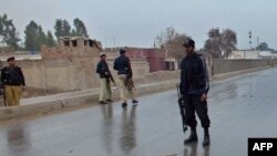 په لکي مروتو کې پولیسو تر برید وروسته پر سړک ناکه لګولې ده او پهره کوي - پخوانی انځور. 