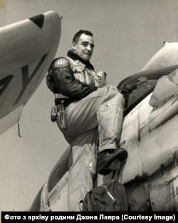 Джон Лавра продовжує літати