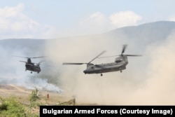 Гелікоптери Chinook 1-го армійського авіаційного полку «Антарес» Італії. Багатонаціональні групові навчання НАТО в Болгарії