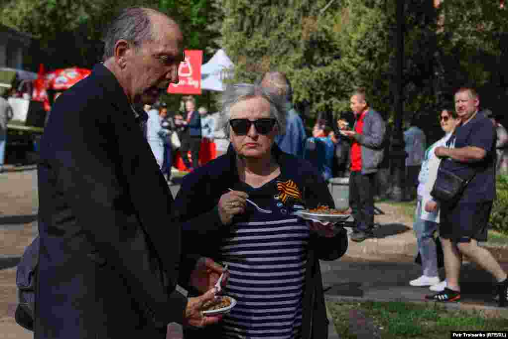 Жұрт "солдат ботқасын" жеуге кезекке тұрды.&nbsp;