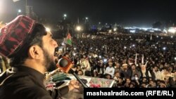 منظور پښتین د کراچۍ جلسې ته د وینا پر مهال - د فبرورۍ ۱۹مې انځور.