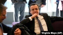 Kryeministri i Kosovës, Albin Kurti, duke pritur para një takimi me kryediplomatin e Bashkimit Evropian, Josep Borrell, në Bruksel, më 27 shkurt 2023.