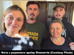 Останнє родинне фото з сином перед його виїздом у підрозділ