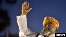 مولانا فضل الرحمان په پاکستان کې د یوې غونډې پر مهال - پخوانی انځور.