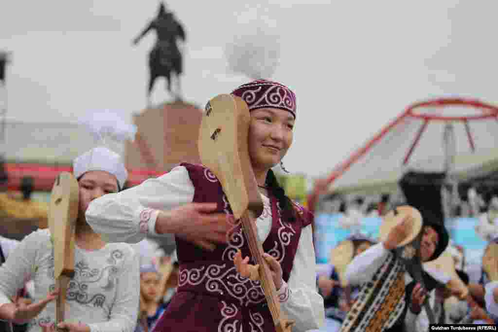 Шаардагы төрт райондун ар биринде да майрамдык иш-чаралар өткөрүлөт. Улуттук тамак-аш, көркөм өнөр көргөзмөлөрү, ырчы кыз-жигиттердин &quot;Сармерден&quot; айтышы уюштурулат. Айрым жерлерде Нооруздун символу - сүмөлөк бышырылат.