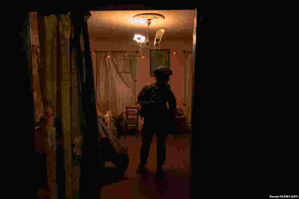 Побратим Кузи готовится к боевому заданию.&nbsp;Отряд, состоящий исключительно из мужчин, большую часть времени проводит среди обломков домов, передвигаясь в основном ползком. "Призраки Бахмута" часто выступают "глазами" пехотных операций