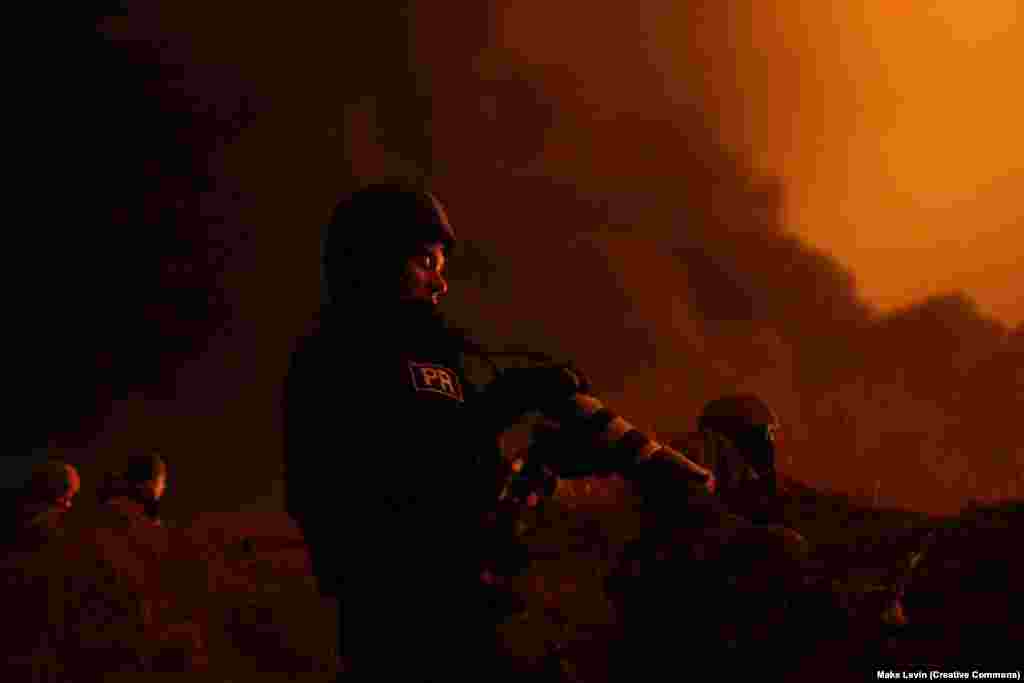 Журналист РСЕ/РС Марьян Кушнир снимает под Киевом в первую неделю полномасштабного вторжения России в Украину в 2022 году.В разгар войны России с Украиной Радио Свобода ведет репортажи с места событий. Сегодня РСЕ/РС — крупная международная медиа-организация, ведущая репортажи из стран, где «свободная пресса либо запрещена авторитарными правительствами, либо не полностью сформировалась»