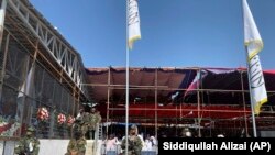 برخی از شهروندان افغان ادعا می‌کنند که نصب بیرق‌های طالبان در مکاتب و دکان‌ها اجباری بوده‌است.