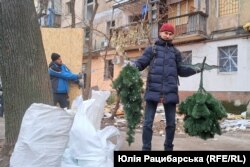 Вадим допомагає колегам наводити лад у пошкодженій квартирі