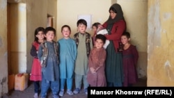 یک خانواده سیلاب زده در ولایت غور که دار و ندار خود را در نتیجه سرازیر شدن سیلاب های اخیر از دست داده اند.