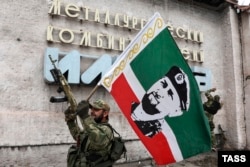 Бойцы чеченского батальона «Ахмат» на территории Мариупольского металлургического комбината имени Ильича. Мариуполь, апрель 2022 года