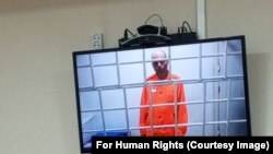 ფოტო ვიდეოდან, რომელიც გადაღებულია წელს, 21 ივნისს, როცა ვლადიმირ კარა-მურზა თავის ბოლო მოსმენაზე ითხოვდა ცოლთან სატელეფონო საუბრის ნებართვას ქორწინების წლისთავთან დაკავშირებით 