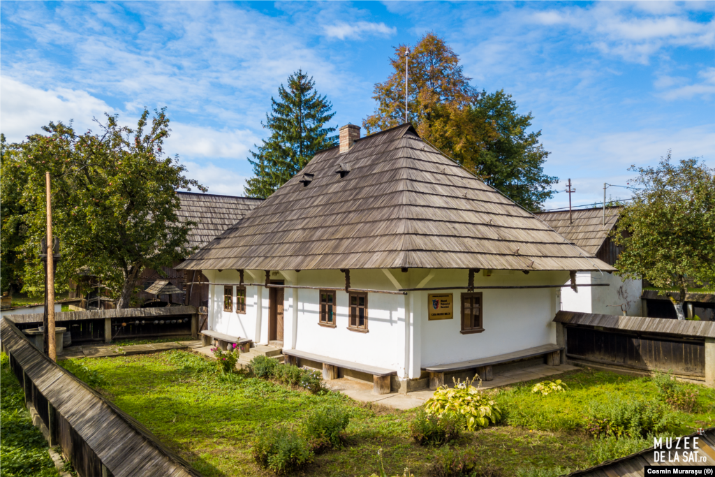Casa-muzeu &bdquo;George Muntean&rdquo; Bilca, județul Suceava În anul 2000, scriitorii George Muntean și Adela Popescu donează această gospodărie către Muzeul Național al Bucovinei. Casa de locuit și anexele gospodărești (grajdul, poarta, gardul din scândură acoperit cu draniță, fântâna cu cumpănă) reprezintă arhitectura specifică și organizarea arealului de locuit specific zonei etnografice Rădăuți, Bucovina. Aici poate fi explorat turul virtual 3D.