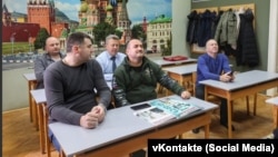 Predsednik Vojnog sindikata Srbije Novica Antić i osnivač ruskog magazina Veteranske vesti Vjačelav Slava Kalinin za kojeg Politiko navodi da je "saradnik Federalne službe bezbednosti". (Fotografija snimljena u gimnaziji u Vranju preuzeta s naloga Kalinina na mreži vKontakte)

