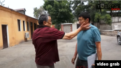 Маматкарим Койчукулов журналист Ыдырыс Исаковду бетке чапкан учур.
