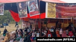 بلوڅانو په اسلام اباد کې د پرلت پر مهال د کورنیو د ورکو غړو انځورونه نیولي دي - د ۲۰۲۳ز کال د ډېسېمبر ۲۹مې انځور.