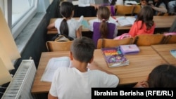 Nxënës gjatë mësimit shtesë në Gadime, Lipjan.