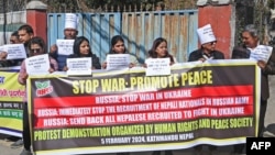 Орусиянын Катмандудагы элчилигинин алдына чыккан укук коргоочулар непалдыктарды согушка азгырууну токтотууну талап кылышты. 5-февраль, 2024-жыл.