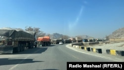 لاری های بار بری که اموال تجارتی را به افغانستان و پاکستان منتقل می کنند