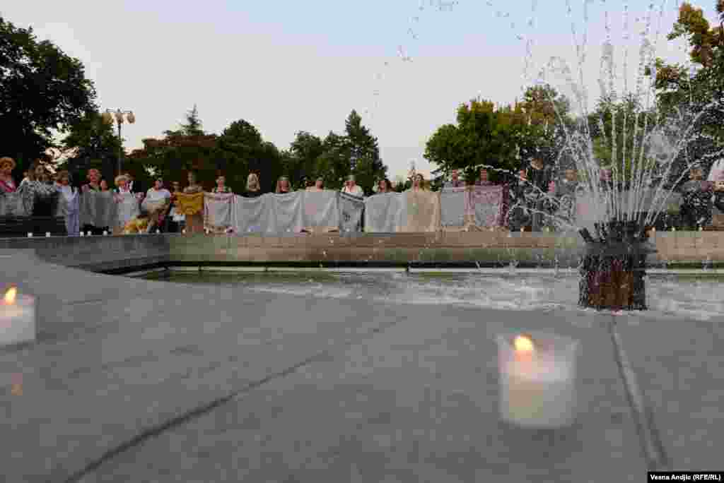 Umetničku akciju "Majčina marama", koja je izvedena u Beogradu na 28. godišnjicu genocida u Srebrenici, kreirali su Pokret majki enklava Srebrenica i Žepa u saradnji sa Centrom za postkonfliktna istraživanja i Memorijalnim centrom Srebrenica. &nbsp;