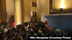 აქციის მონაწილეებმა პარლამენტის შენობის წინ ჯებირები გაარღვიეს