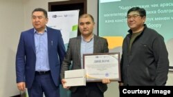 Жеңиш Айдаров (ортодо) калыстар тобунун мүчөлөрү менен, Баткен. 25-февраль, 2023-жыл.