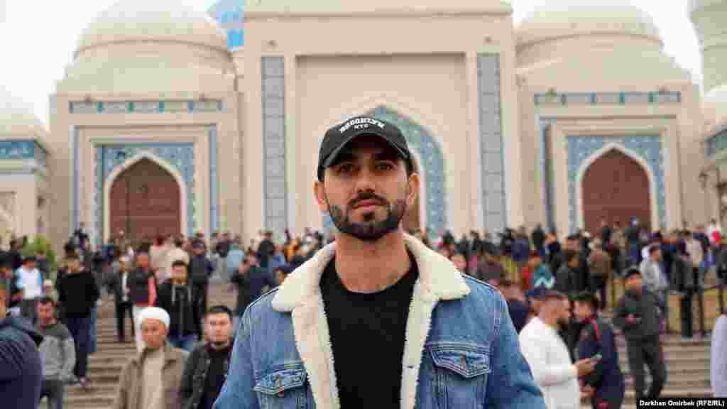 Ашраф, гражданин Афганистана, также занимается исследованиями в Назарбаев Университете. Приехав в Казахстан в 2016 году, он сначала учился в Национальном университете имени Каныша Сатпаева в Алматы, а в 2021 году поступил в аспирантуру Назарбаев Университета. Его специальность &mdash; гражданская экологическая инженерия. Он закончил учебу и сейчас работает научным сотрудником в том же университете. "Сегодня мы пришли в эту большую мечеть, чтобы отпраздновать Курбан-Байрам. Сейчас мы собираемся за праздничный стол с моими друзьями, которые приехали из разных районов города. У меня отличное настроение", - сказал он.