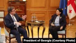 ევროპისა და ევრაზიის საკითხებში ამერიკის შეერთებული შტატების სახელმწიფო მდივნის თანაშემწე ჯიმ ო'ბრაიენი, საქართველოს პრეზიდენტი სალომე ზურაბიშვილი. ორბელიანების სასახლე, 14 მაისი.