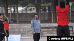 جریان مسابقه فوتبال میان تیم ملی فوتبال افغانستان و تیم صرافان ولایت هرات ( تصویر از صفحه فیسبوک فوتبالنامه )