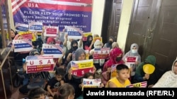 پناهجویان افغان در اسلام آباد با برگزاری نشستی در یک مکان سربسته ٬ اخیرا خواهان رسیده گی به دوسیه های مهاجرتی خود شدند