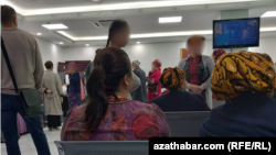 Паспортный контроль в международном аэропорту Ашхабада. (Фото из архива)