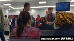 Türkmenistandaky aeroportlaryň birindäki raýatlar (Arhiw suraty)