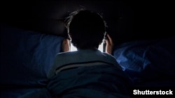 „Copiii de azi stau tot timpul cu ochii în telefon, noi ne jucam pe-afară, la vârsta lor”. Mit, sau realitate? O comisie franceză crede că temerile sunt mai degrabă justificate. 