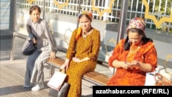 Türkmen jemgyýetinde zenanlaryň kanuny haklaryny eden-etdilikli çäklendirýän, şahsyýetini kemsidýän şertleriň saklanmagy erksizlik, umytsyzlyk döredýär we aýal- gyzlary zorlugyň öňünde ejiz saklaýar.