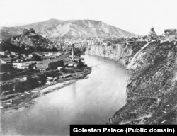 თბილისის ხედი, რომელზეც ცენტრში მეტეხის ეკლესია მოჩანს, მარჯვნივ ნარიყალას ციხე-სიმაგრე