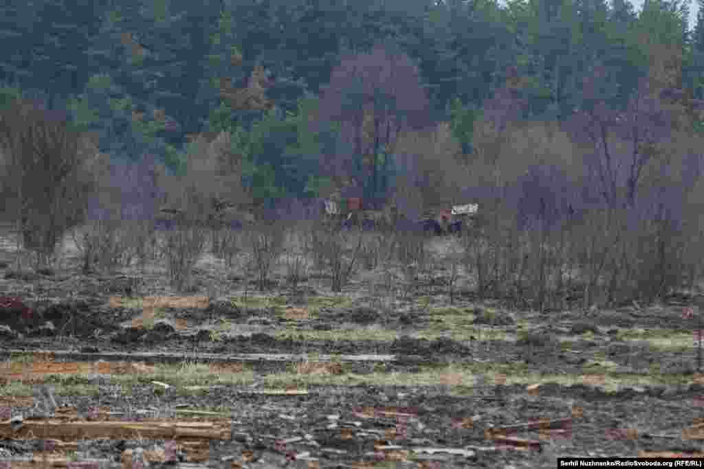 Imaginea 1: Vehicule militare distruse la periferia satului Teterivske. Imaginea 2: În același loc, echipamentele militare distruse nu mai sunt, iar vegetația a acoperit din nou pământul.&nbsp;