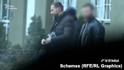 Наступного дня до позашляховика з будинку вийшов голова Антимонопольного комітету Павло Кириленко