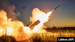 Бійці батальйону ЗСУ «Вовки Да Вінчі» ведуть вогонь по позиціях армії РФ із трофейної російської термобаричною ракетної установки ТОС-1А «Солнцепьок»