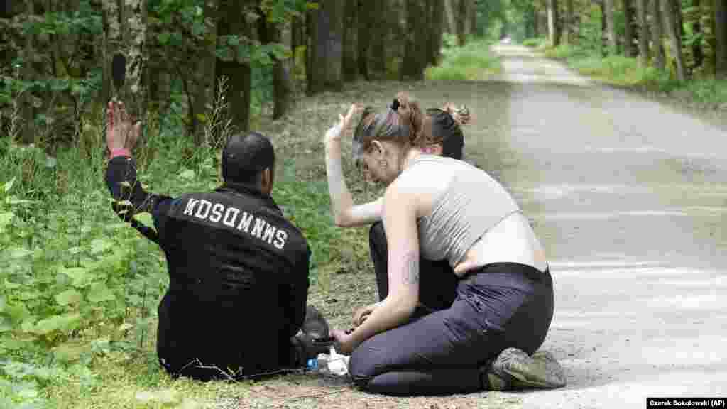 Poljska aktivistica pruža pomoć alžirskom migrantu koji je stigao na teritoriju Poljske u Bjelovjeskoj šumi. Broj pokušaja ilegalnog prelaska granice iz Bjelorusije u Poljsku, članicu EU, porastao je posljednjih mjeseci na skoro 400 dnevno u odnosu od samo nekoliko po danu ranije ove godine, kažu poljski zvaničnici. &nbsp;