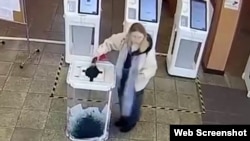 Жінка виливає зеленку в урну на одній із виборчих дільниць Москви під час президентських виборів в Росії. Березень 2024 року
