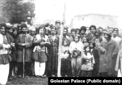 ზოგიერთი ფოტოგრაფია შეგნებულად ბრიყვულად გამოიყურება, მაგრამ მაშინდელი ტექნოლოგია მოითხოვდა დიდხანს გაუნძრევლად პოზირებას და ეს აიძულებდა ადამიანებს ქანდაკებასავით მდგარიყვნენ.