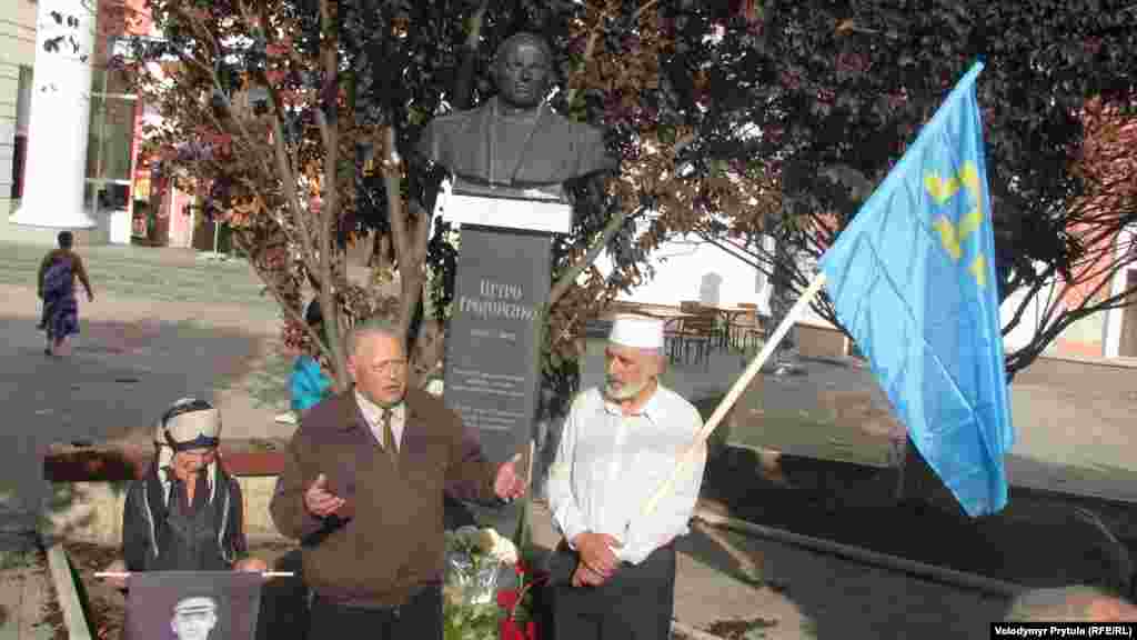 Прапор на акції кримськотатарських та українських громадянських активістів біля пам'ятника генералу Петру Григоренко у Сімферополі, Крим, 16 жовтня 2012 р.