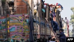 افغان ماشومان له خیبر پښتونخوا څخه هېواد ته د ستنېدو لپاره ټرک ته خېژي.