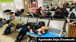 Біженці з України на автовокзалі у Варшаві. 8 березня 2022 року. Тисячі людей, переважно жінки з дітьми, втікали від війни. Польща відкрила кордон і прийняла на себе першу найбільшу хвилю.