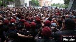 Armenia - Riot police clash with antigovernment protesters outside the Armenian Foreign Ministry, May 31, 2024.