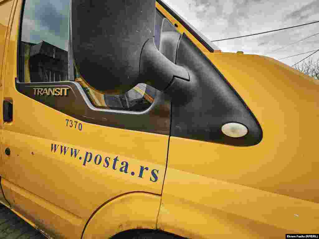 Një veturë e Postës së Serbisë në Graçanicë e cila mban mbishkrimin "Posta e Serbisë".