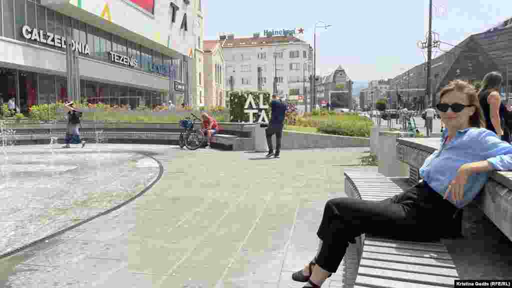 "Meni je sunce nedostajalo, tako da sam izašla na deset, petnaest minuta, vrlo brzo ću se skloniti, svjesna sam da je opasno. Nosim zaštitni faktor, ako sam duže na suncu nosim vodu sa sobom, šešir. Obavezno nosim sunčane naočale, i u novembru. Mislim da se trebaju čuvati ljudi svih godina", rekla je Branka u Sarajevu.&nbsp;